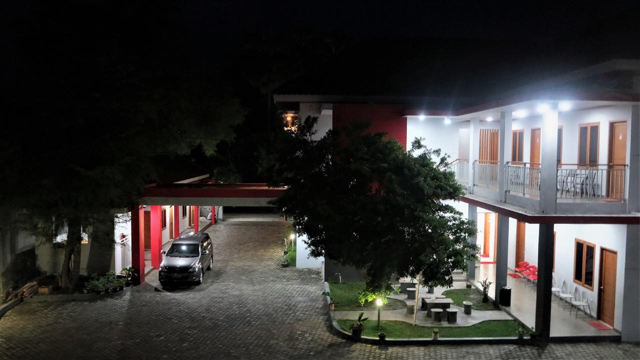 Tanto Hotel Waingapu Exterior foto